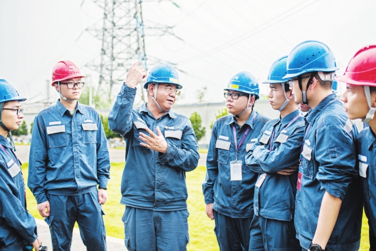 廣東電網東莞供電局變電管理二所檢修一班副班長何滿棠：“以匠人之心，守一畝三分地”