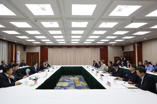 錢智民與保定市委書記黨曉龍、市長(zhǎng)郭建英進(jìn)行座談交流
