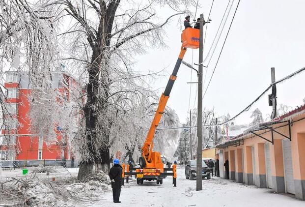 受強雨雪大風(fēng)冰凍天氣影響，吉林延邊全力搶修供電線路