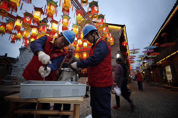 國(guó)網(wǎng)寧海縣供電公司：“電力紅馬甲”出動(dòng)，扮靚古鎮(zhèn)迎元宵