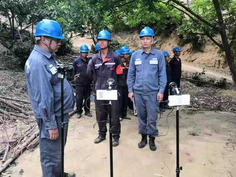 臨滄云縣供電局配電管理三所開展隱患整改，切實(shí)保障用戶用電安全