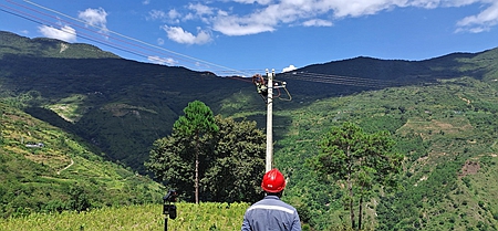 鳳慶供電局新華供電所供電火力全開，助力當(dāng)?shù)乜緹煯a(chǎn)業(yè) 穩(wěn)定發(fā)展