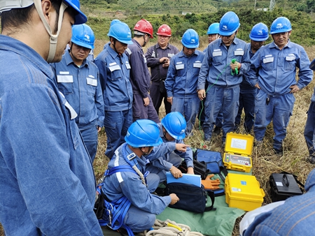 鳳慶供電局開展接地電阻儀、直流試送儀的培訓(xùn)