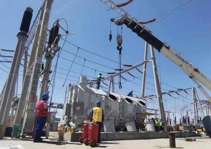 吊罩成功！主變大修工程為“綠色電”保駕護航