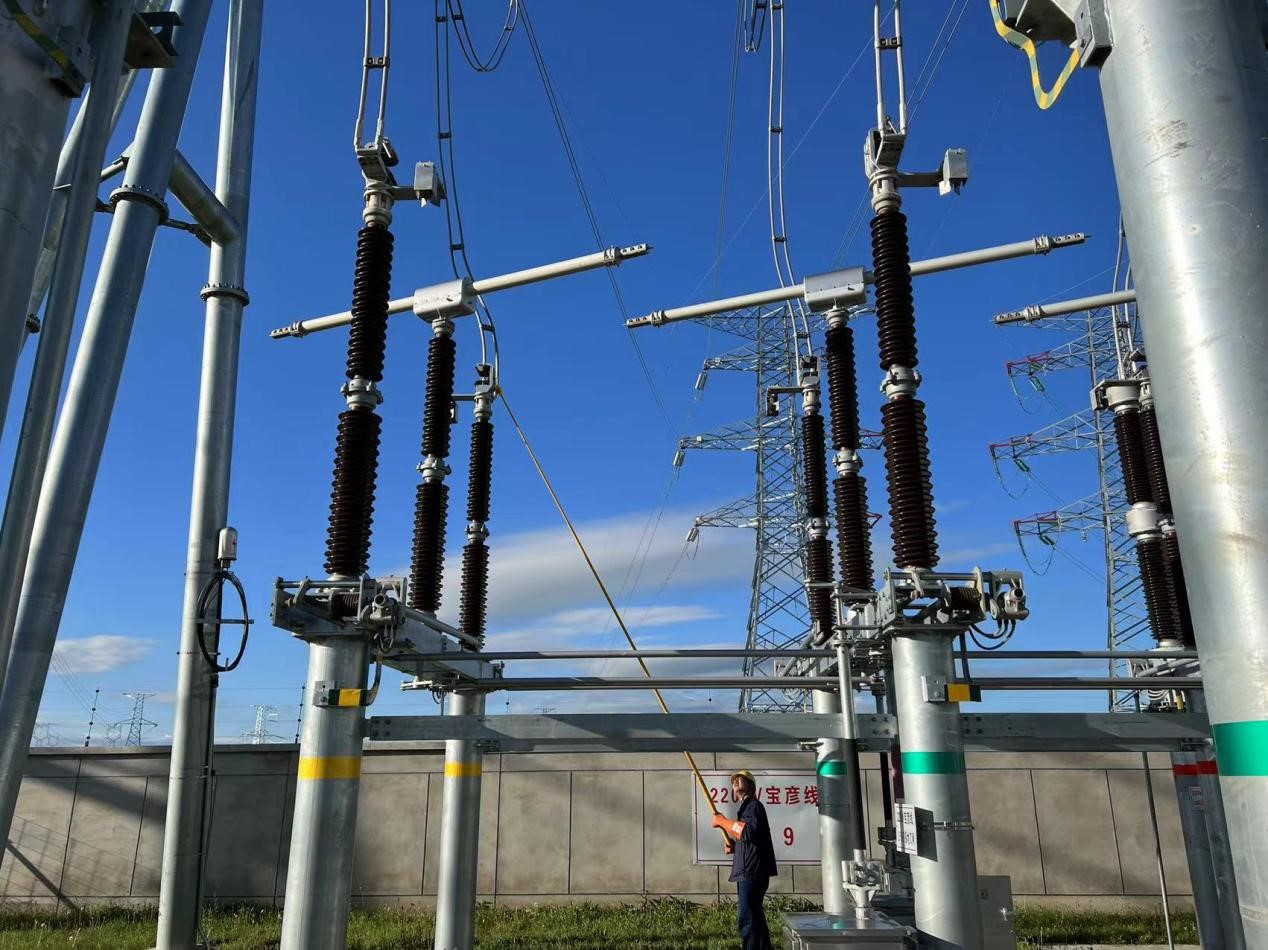 錫林郭勒超高壓供電公司圓滿完成塔寶I、II線間隔啟動(dòng)工作
