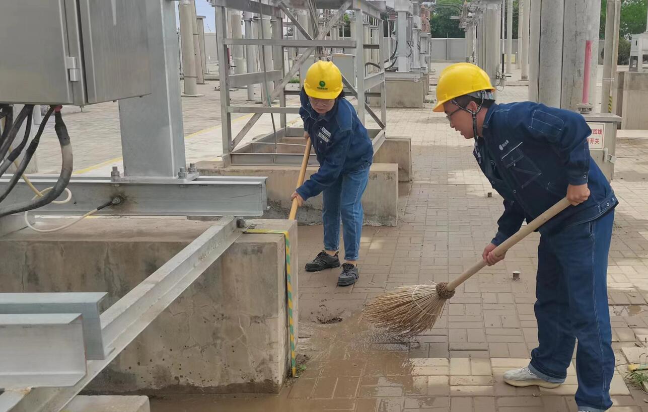 戈壁有雨，阿電人全力出擊保供電
