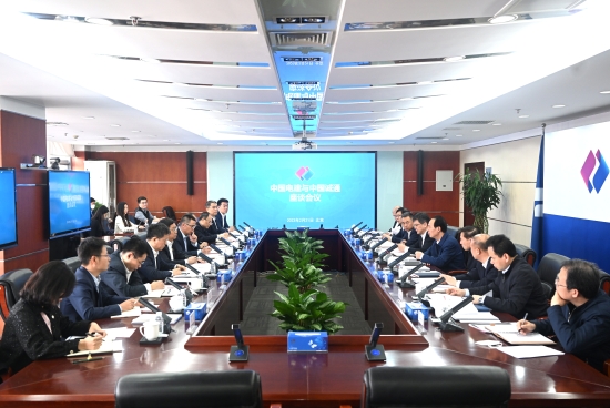 中國電建黨委書記、董事長丁焰章與中國誠通集團黨委書記、董事長朱碧新會談