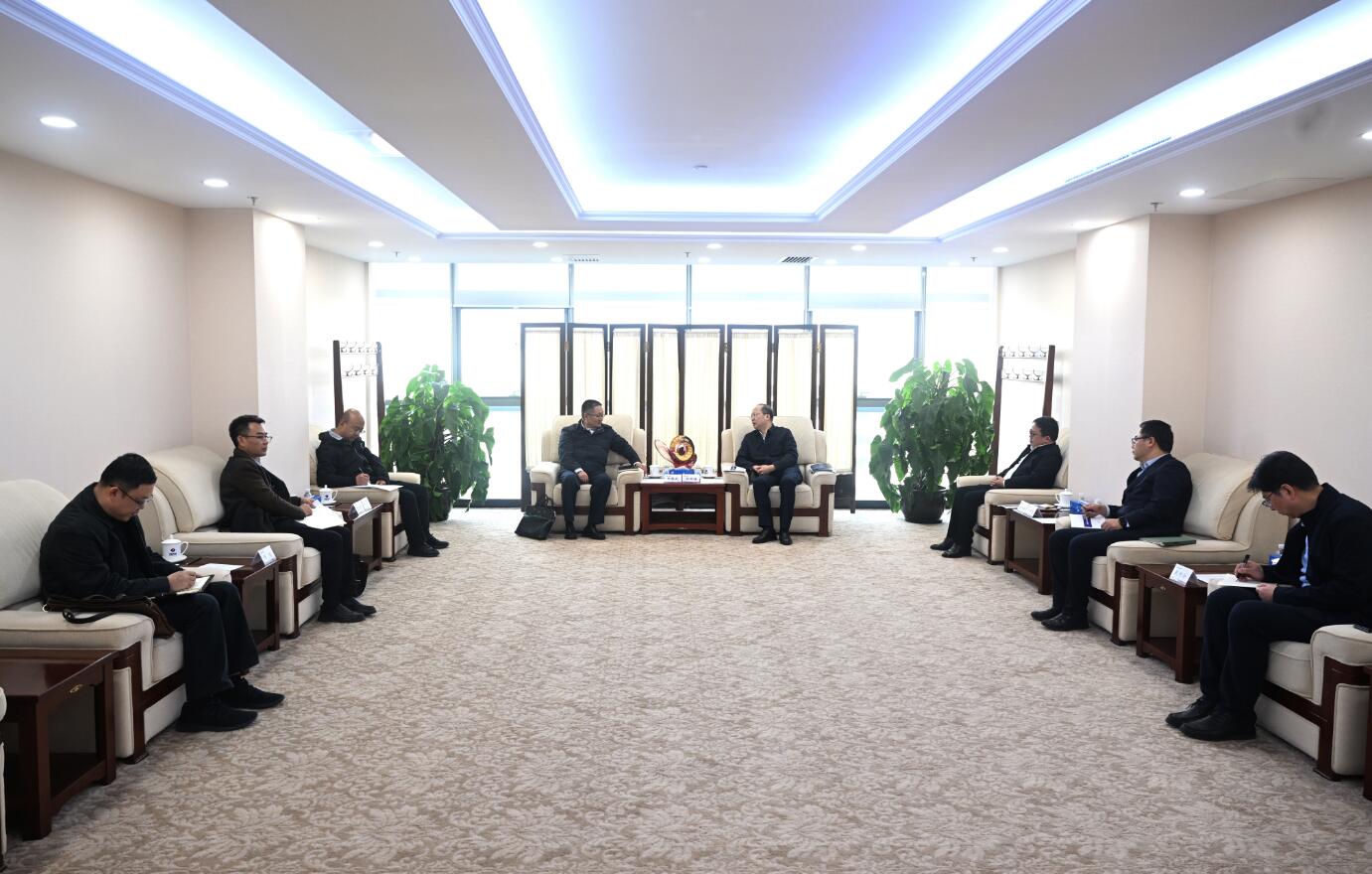 中國(guó)電建黨委常委、副總經(jīng)理徐鵬程與西藏開發(fā)投資集團(tuán)黨委書記、董事長(zhǎng)祁騰武會(huì)談