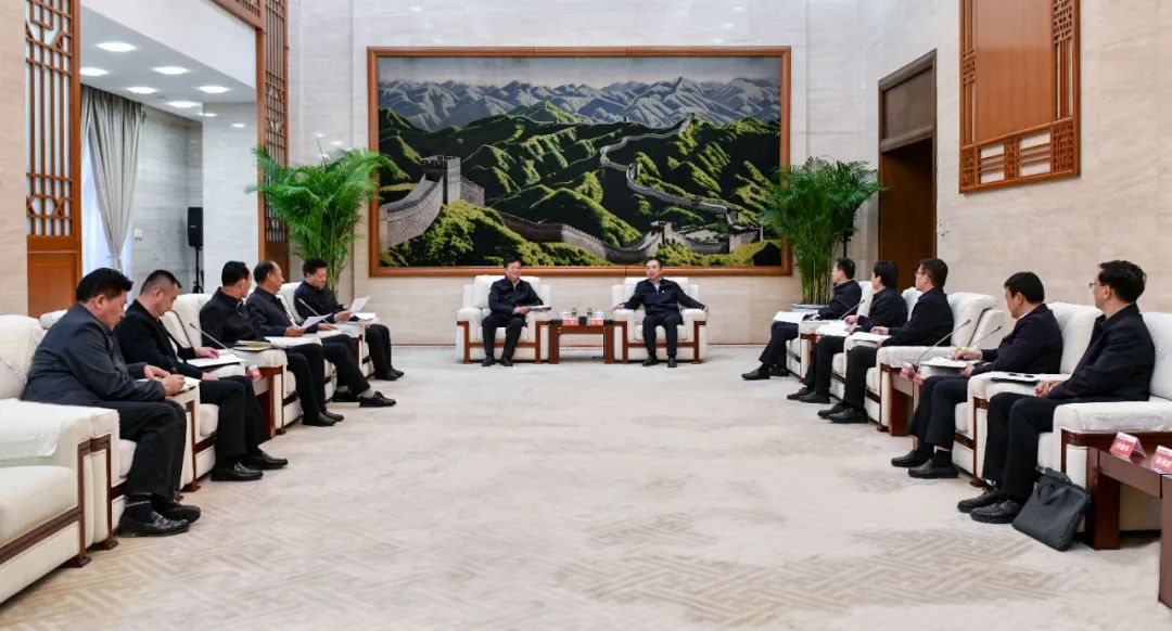 大唐集團(tuán)黨組書記、董事長鄒磊與青海省海南州委書記呂剛、州長尕瑪朋措會(huì)談