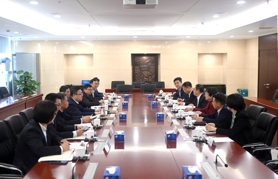 中國(guó)電建黨委常委、副總經(jīng)理王小軍與中國(guó)華電集團(tuán)黨組成員、副總經(jīng)理李旭紅會(huì)談