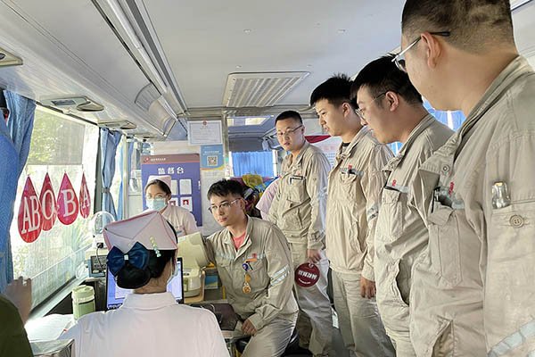 臨汾熱電公司組織“熱血與大愛(ài)同流，真情與奉獻(xiàn)同行”無(wú)償獻(xiàn)血活動(dòng)