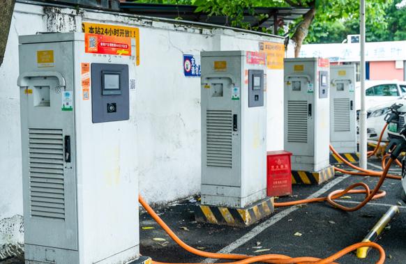 新能源汽車日漸增多，充電樁使用亂象如何管?