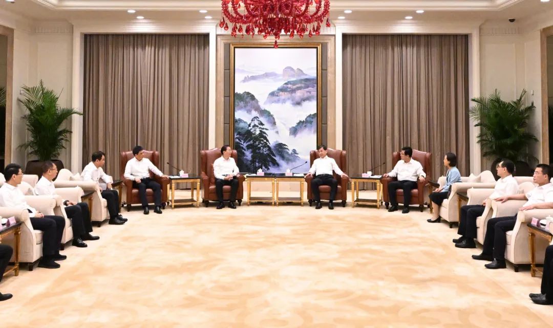 國家電網(wǎng)公司董事長、黨組書辛保安與福建省委書記周祖翼、省長趙龍會談