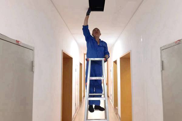 圖為物業(yè)人員利用節(jié)假日對值班宿舍電纜廊道、空調(diào)管道進行檢查和維護