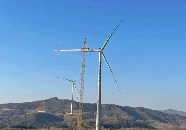 中石化起運公司營口風(fēng)電項目首臺混塔圓滿吊裝！