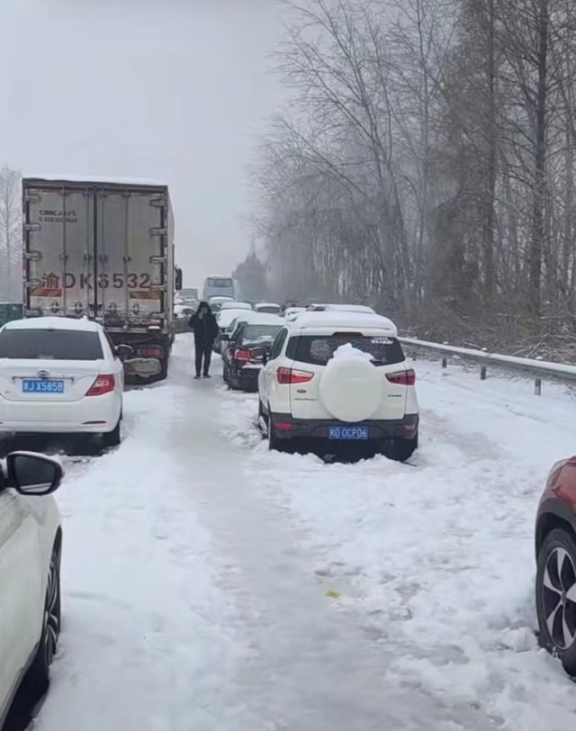 湖北凍雨暴雪導(dǎo)致高速公路堵塞，電動汽車再現(xiàn)“趴窩”