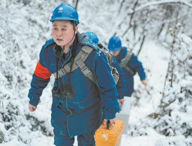 【國(guó)網(wǎng)楷?！恐芗t亮：巡行秦嶺深處 守護(hù)線路安全