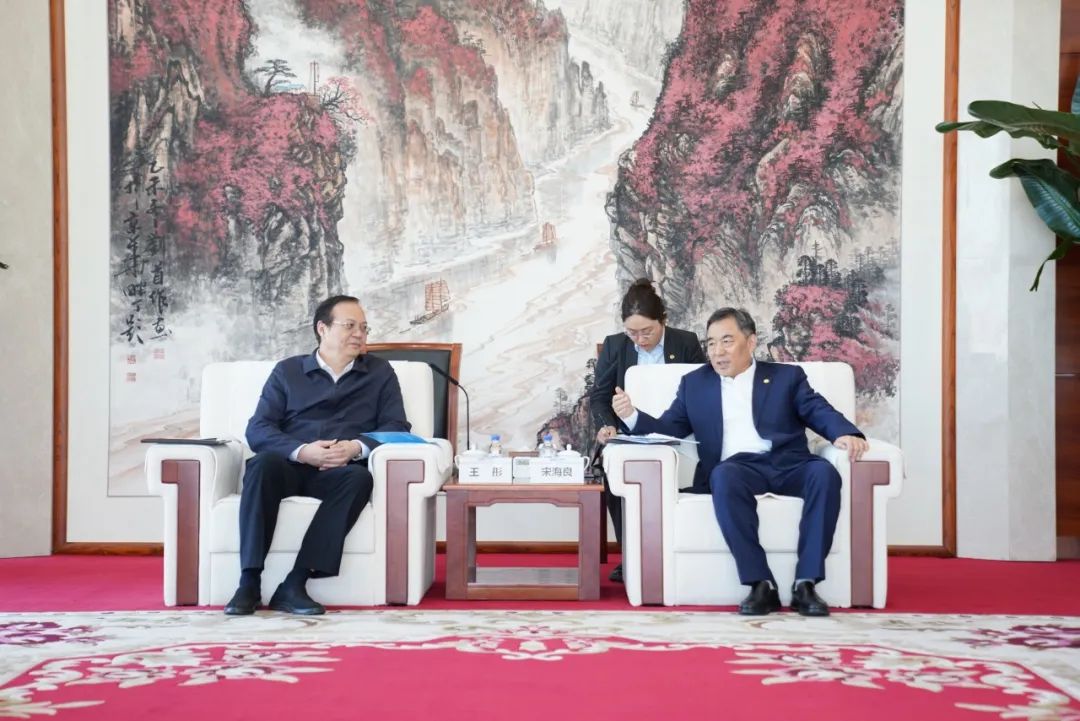 中國(guó)能建黨委書記、董事長(zhǎng)宋海良與歐洲自然科學(xué)院院士、中國(guó)發(fā)展研究院院長(zhǎng)王彤會(huì)談