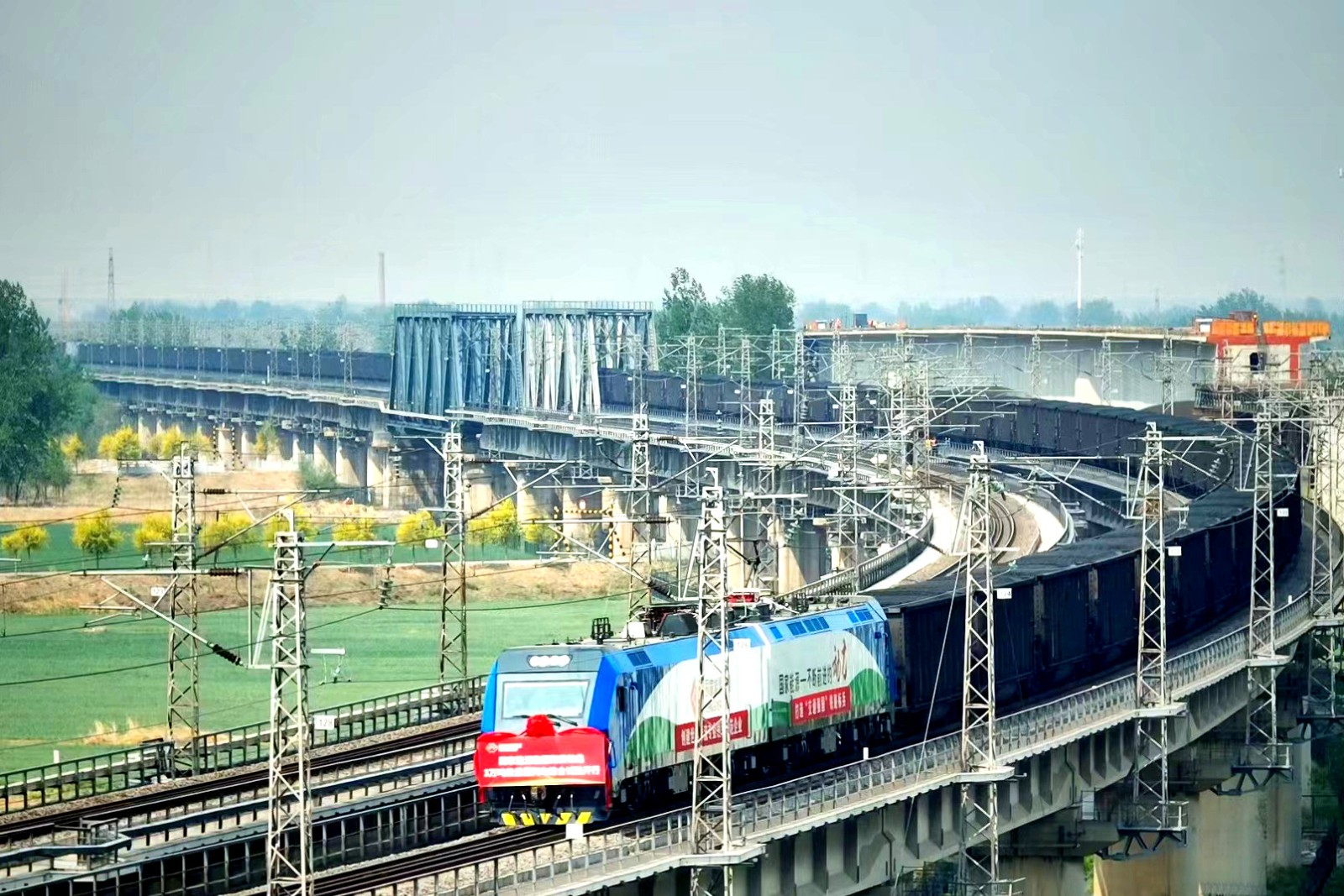 國家能源集團(tuán)成功開行3萬噸級(jí)重載列車