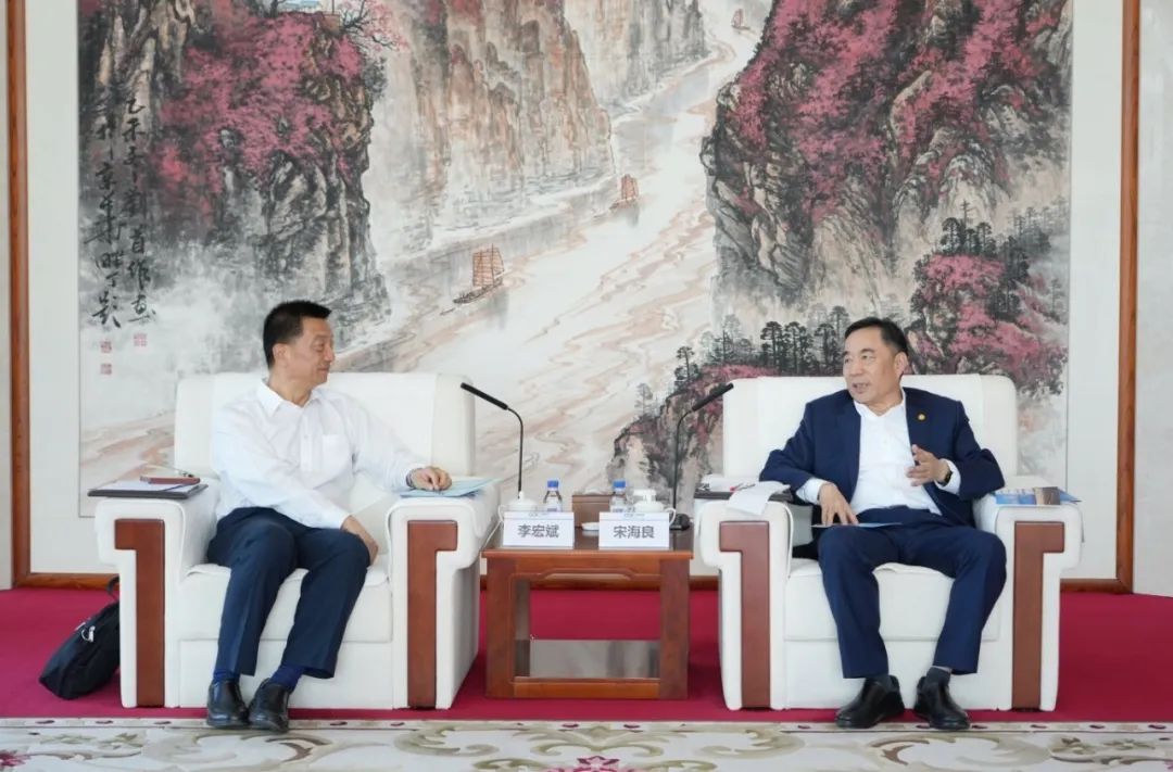 中國(guó)能建黨委書記、董事長(zhǎng)宋海良與新疆住建廳黨組書記、副廳長(zhǎng)李宏斌會(huì)談