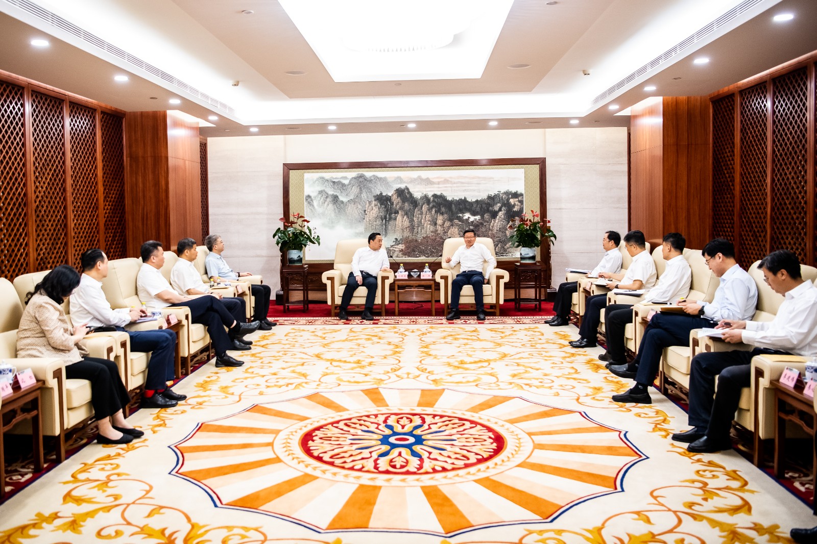 國家能源集團(tuán)公司總經(jīng)理、黨組副書記余兵會見鎮(zhèn)江市委書記馬明龍一行