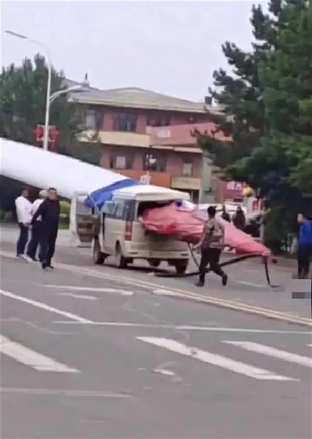 黑龍江一面包車被風(fēng)電機(jī)葉片刺穿，知情人：車上載有7人