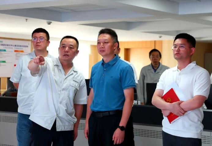 崇州市委副書(shū)記、市長(zhǎng)饒程赴國(guó)網(wǎng)崇州供電公司調(diào)研高溫電力保供工作