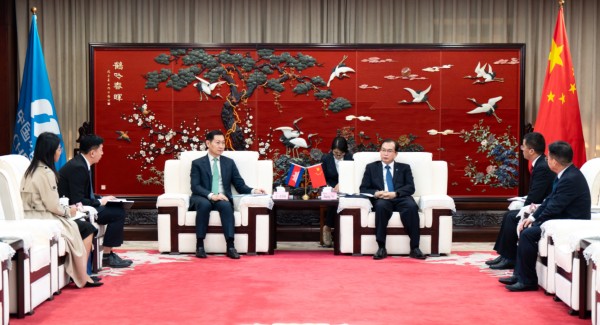 華電集團(tuán)董事長(zhǎng)、黨組書記江毅與柬埔寨礦能部部長(zhǎng)高·洛塔納會(huì)談