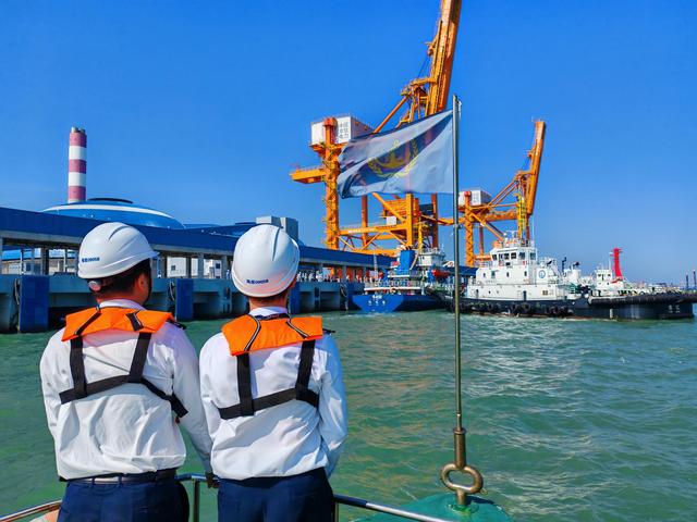 5000噸級電煤船首靠湛江，海事部門保障護(hù)航