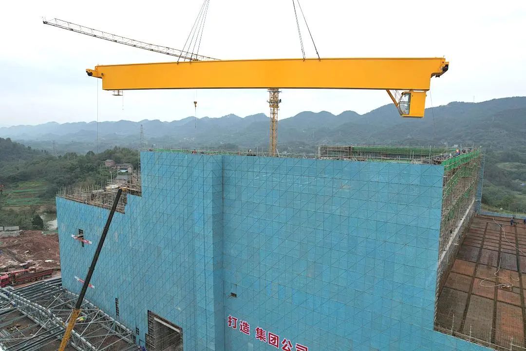 江津燃機(jī)項(xiàng)目主廠(chǎng)房行車(chē)吊裝提前就位