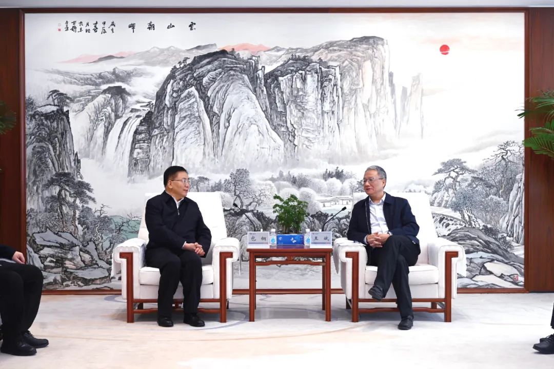 中國(guó)電建黨委副書記、總經(jīng)理王斌與內(nèi)蒙古自治區(qū)黨委常委、呼和浩特市委書記包鋼會(huì)談