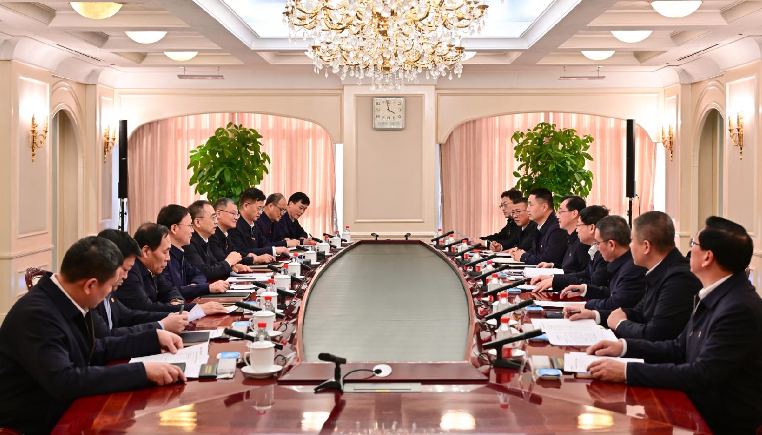 大唐集團(tuán)董事長(zhǎng)鄒磊、總經(jīng)理張傳江與中國安能董事長(zhǎng)陳奕輝、總經(jīng)理周慶豐會(huì)談