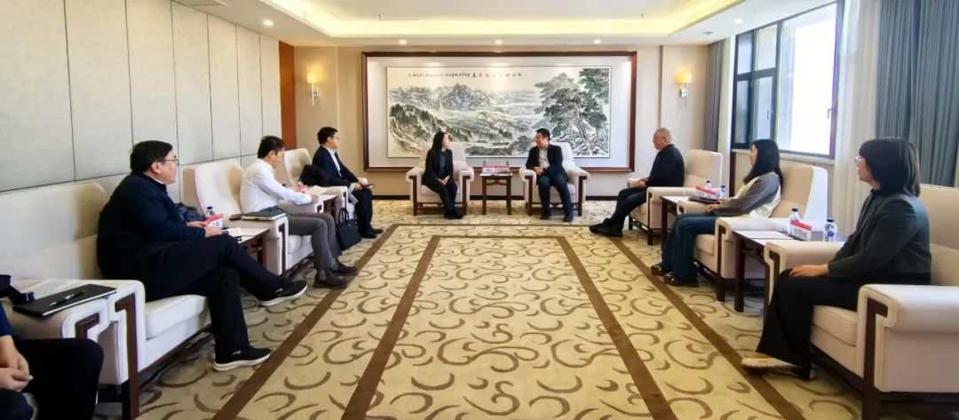 中國(guó)農(nóng)業(yè)銀行吉林省分行黨委委員、副行長(zhǎng)兼長(zhǎng)春分行黨委書記、行長(zhǎng)曹紅一行拜訪華電吉林公司