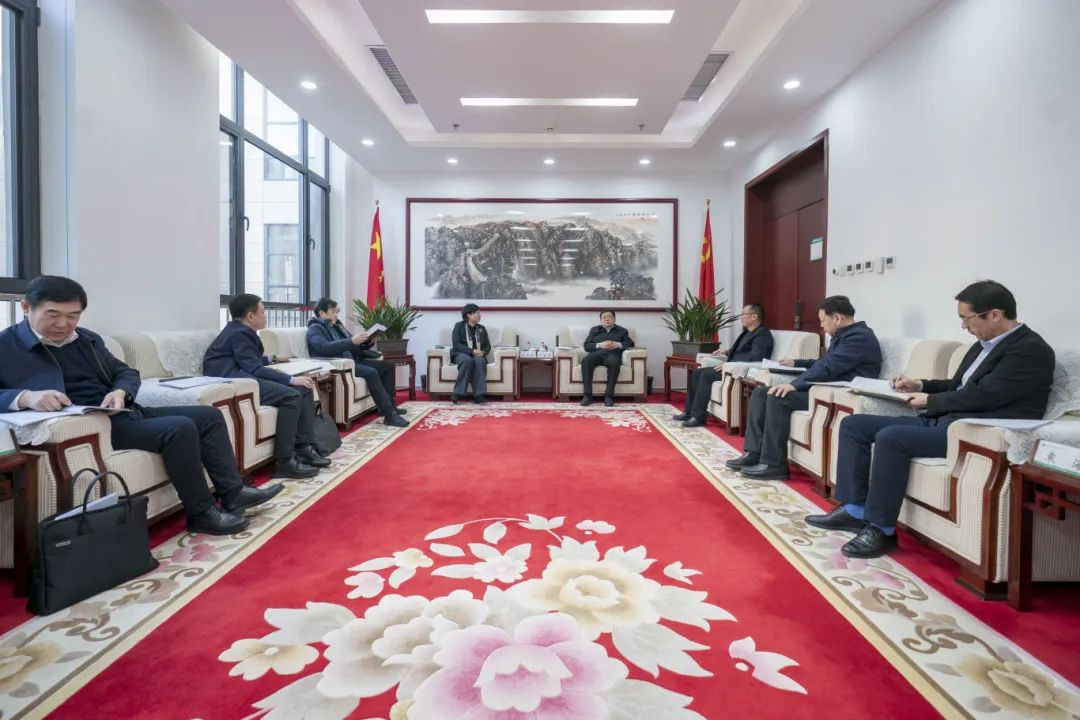 內(nèi)蒙古電力集團(tuán)與包頭市政府、中國(guó)二冶集團(tuán)、中國(guó)能建華北院和陜西院交流座談