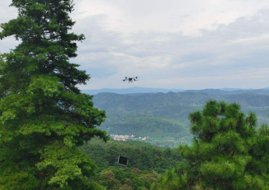無人機(jī)“飛”越陡坡，山地光伏施工提速